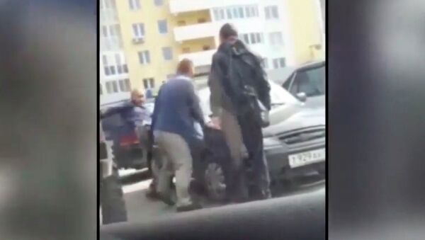 Таксист из КР побил двоих крупных мужчин, нагрубивших ему. Видео из России - Sputnik Кыргызстан