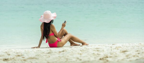 Девушка загорает на пляже. Архивное фото - Sputnik Кыргызстан