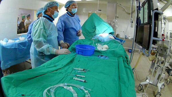В Оше провели высокотехнологичную операцию на головном мозге без использования скальпеля - Sputnik Кыргызстан