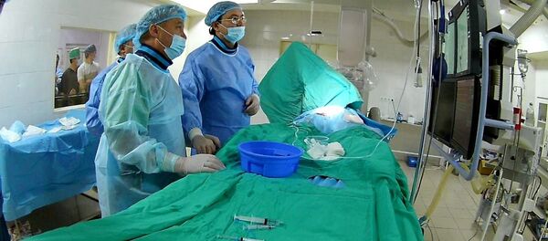 В Оше провели высокотехнологичную операцию на головном мозге без использования скальпеля В Оше провели высокотехнологичную операцию на головном мозге без использования скальпеля - Sputnik Кыргызстан