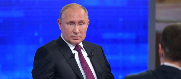20 июня 2019. Президент РФ Владимир Путин отвечает на вопросы россиян во время ежегодной специальной программы Прямая линия с Владимиром Путиным в эфире российских телеканалов и радиостанций. - Sputnik Кыргызстан