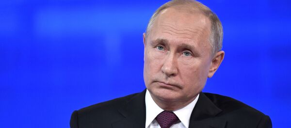 Президент РФ Владимир Путин отвечает на вопросы россиян во время ежегодной специальной программы Прямая линия с Владимиром Путиным в эфире российских телеканалов и радиостанций. - Sputnik Кыргызстан