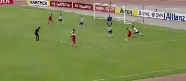 Кыргызстанский футболист порадовал таджикских фанатов красивым голом. Видео - Sputnik Кыргызстан