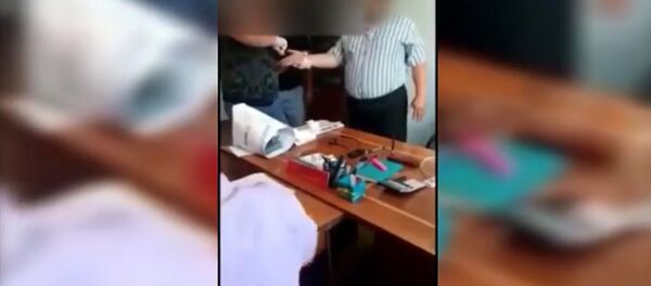 У пожилой женщины вымогали взятку — видео задержания чиновника Соцфонда - Sputnik Кыргызстан