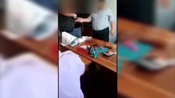 У пожилой женщины вымогали взятку — видео задержания чиновника Соцфонда - Sputnik Кыргызстан