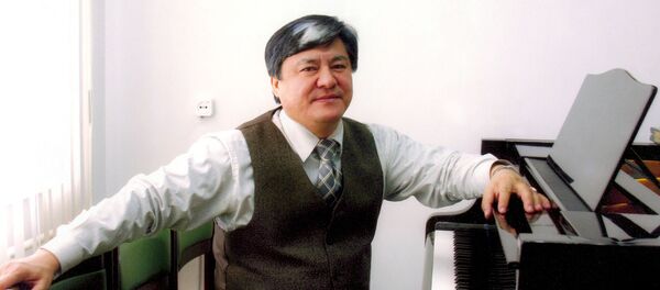 Бүгүн Кыргыз Республикасынын эл артисти, Калый Молдобасанов атындагы Кыргыз улуттук консерваториясынын ректору Муратбек Бегалиев. Архив - Sputnik Кыргызстан