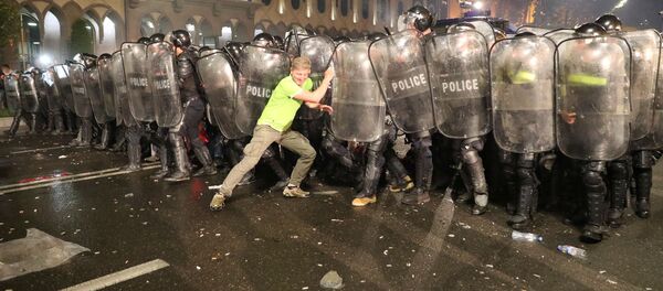 Столкновения демонстрантов с полицией у здания парламента во время митинга против визита российского политика в Тбилиси, Грузия - Sputnik Кыргызстан