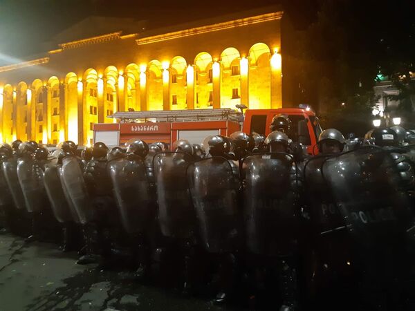 Участники акции протеста у здания парламента Грузии в Тбилиси  - Sputnik Кыргызстан