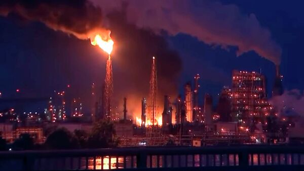 Мощный пожар охватил завод в Филадельфии после серии взрывов. Видео - Sputnik Кыргызстан
