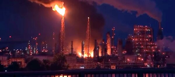 Мощный пожар охватил завод в Филадельфии после серии взрывов. Видео - Sputnik Кыргызстан