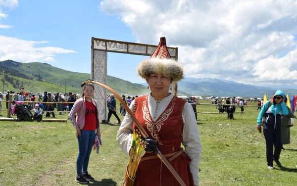 Андан сырткары, 80 жылдыкты белгилөөнүн алкагында Ынтымак фестивалы уюштурулуп, ага облустагы башка улуттун өкүлдөрү достукту даңазалашты. - Sputnik Кыргызстан