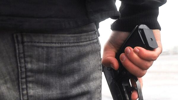 Мужчина держит пистолет в руках. Архивное фото - Sputnik Кыргызстан