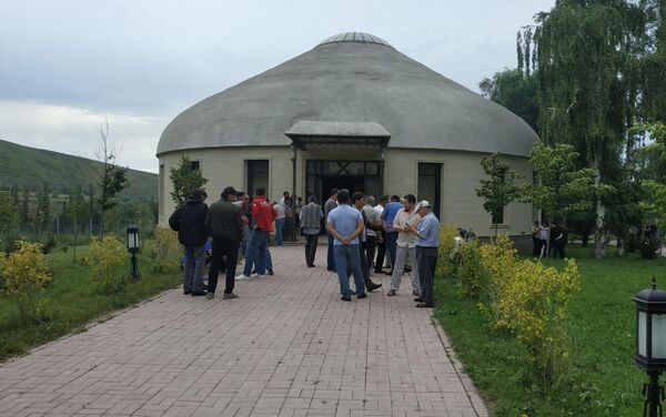 Сегодня, 22 июня, в селе Кой-Таш проходит собрание сторонников экс-президента Алмазбека Атамбаева - Sputnik Кыргызстан
