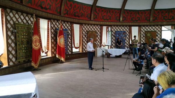 Мени кудай колдойт! Атамбаев Кой-Таштагы үйүндө чогулган элдин алдында сүйлөдү - Sputnik Кыргызстан