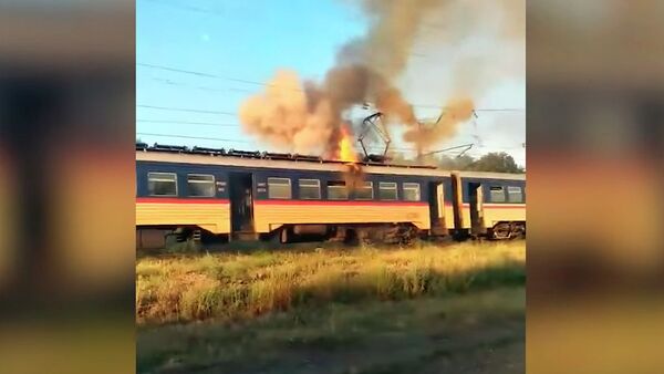 Люди выпрыгивали на ходу — на Украине в движении загорелась электричка. Видео - Sputnik Кыргызстан