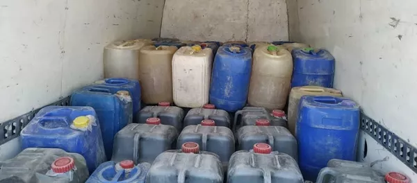 Cотрудники Государственной службы по борьбе с экономическими преступлениями (ГСБЭП, Финпол) задержали контрабадные горюче-смазочные материалы (ГСМ) в Таласской области Cотрудники Государственной службы по борьбе с экономическими преступлениями (ГСБЭП, Финпол) задержали контрабадные горюче-смазочные материалы (ГСМ) в Таласской области - Sputnik Кыргызстан