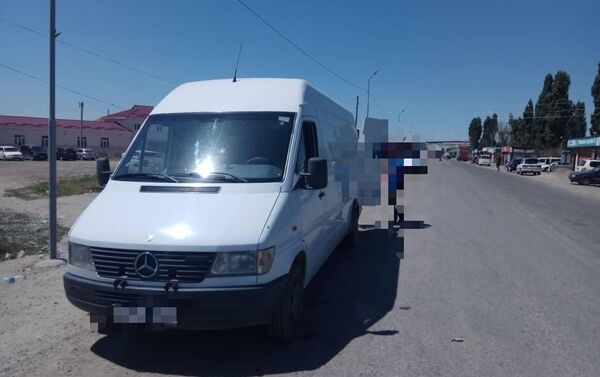 Как сообщила пресс-служба Финпола, автомашина марки Mercedes-Benz Sprinter задержана после пересечения контрольно-пропускного пункта Чон-Капка — автодорожный - Sputnik Кыргызстан
