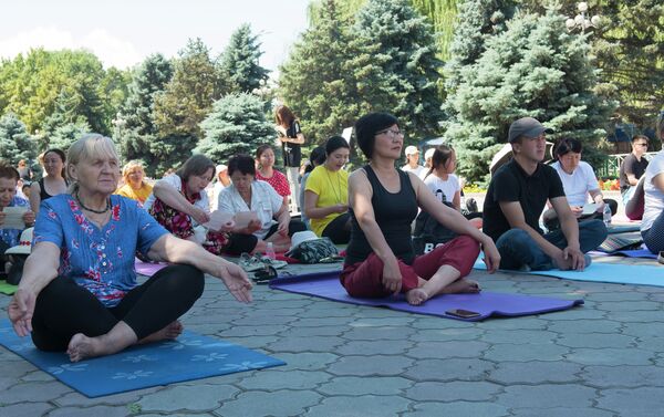 Флешмоб посвящен Международному дню йоги, который отмечается с 2014 года по резолюции ООН в 177 странах, в том числе в Кыргызстане. - Sputnik Кыргызстан