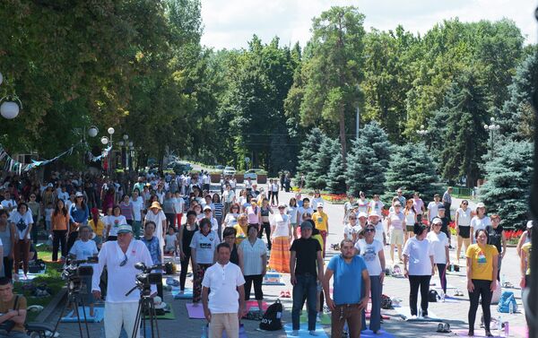 В Центре Бишкека, на аллее у памятника Курманджан Датке, примерно 200 человек устроили флешмоб — занялись йогой - Sputnik Кыргызстан