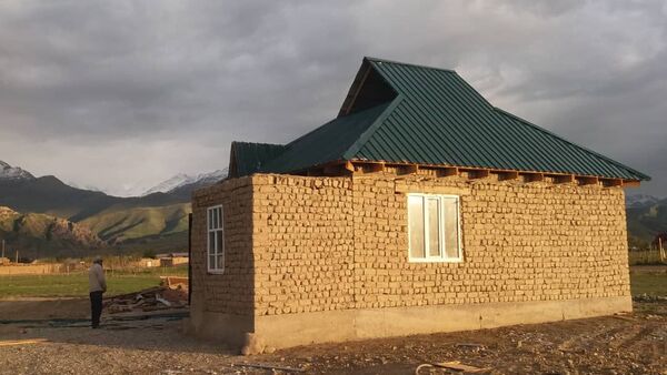 В селе Казыбек Ат-Башинского района Нарынской области девять мужчин-родственников построили дом для вдовы с четырьмя детьми - Sputnik Кыргызстан