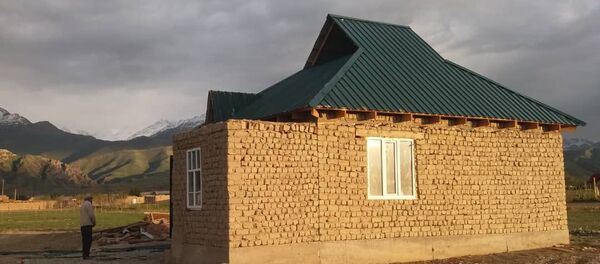 В селе Казыбек Ат-Башинского района Нарынской области девять мужчин-родственников построили дом для вдовы с четырьмя детьми - Sputnik Кыргызстан