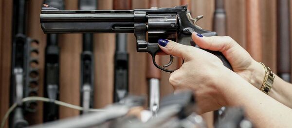 Женщина с пистолетом в руке. Архивное фото - Sputnik Кыргызстан