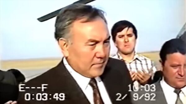 Колго тийген камчы, берилген бата. Назарбаевдин гүлгүндөй жаштыгы видеодо - Sputnik Кыргызстан