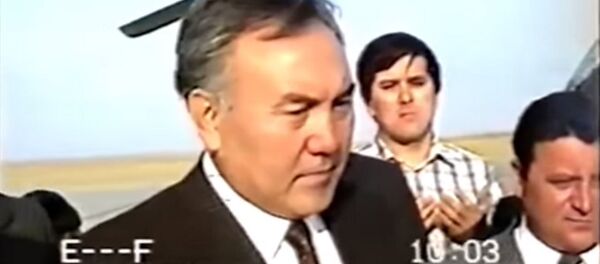 Колго тийген камчы, берилген бата. Назарбаевдин гүлгүндөй жаштыгы видеодо Колго тийген камчы, берилген бата. Назарбаевдин гүлгүндөй жаштыгы видеодо - Sputnik Кыргызстан