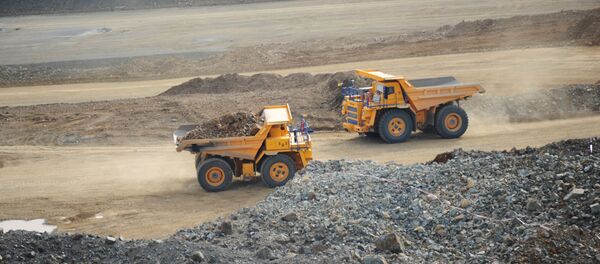 Карьерные самосвалы на месторождении. Архивное фото - Sputnik Кыргызстан