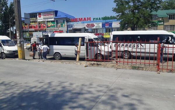 Мэрия Бишкека убирает маршрутные микроавтобусы, которые создают затор, организовав незаконную стоянку - Sputnik Кыргызстан