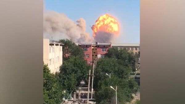 Мощные взрывы прогремели в воинской части Казахстана — пугающее видео - Sputnik Кыргызстан