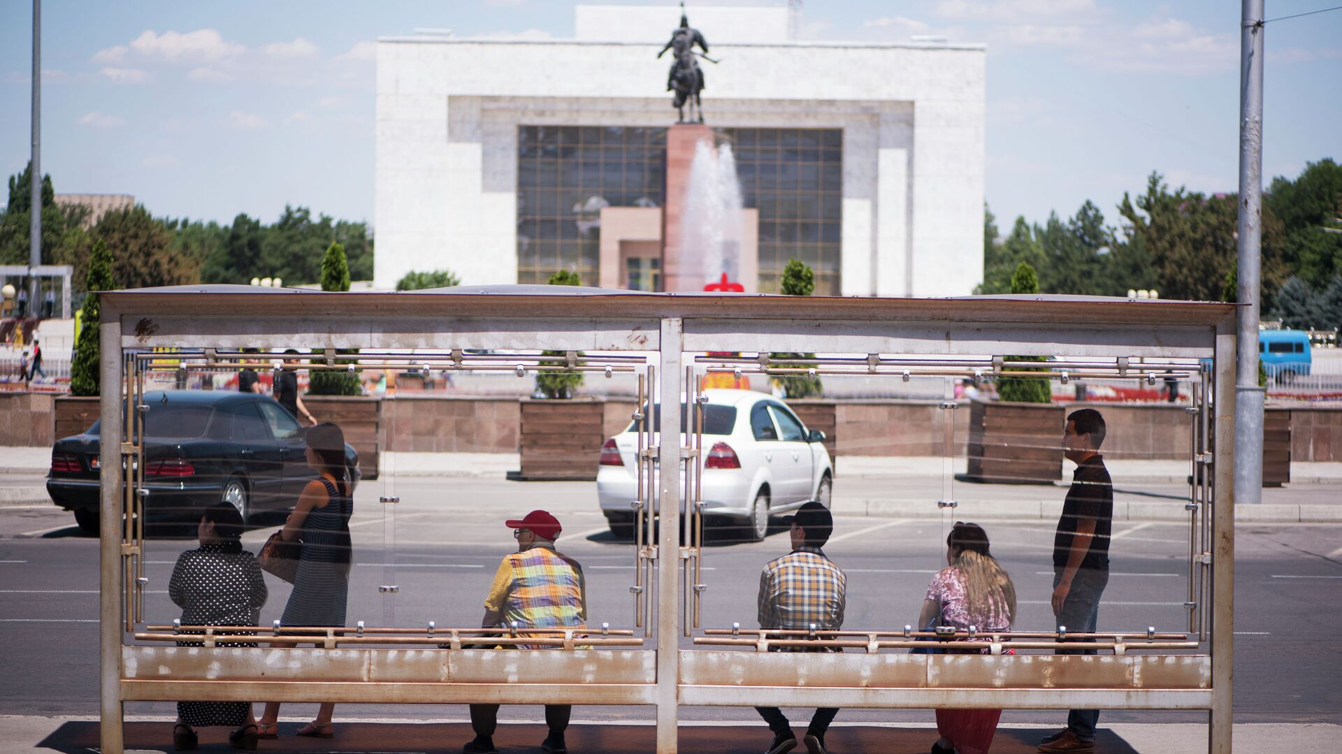 Люди  на остановке в жаркую погоду в Бишкеке. Архивное фото - Sputnik Кыргызстан, 1920, 03.05.2022