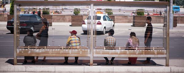 Горожане ждут общественный транспорт на остановке в жаркую погоду в Бишкеке - Sputnik Кыргызстан