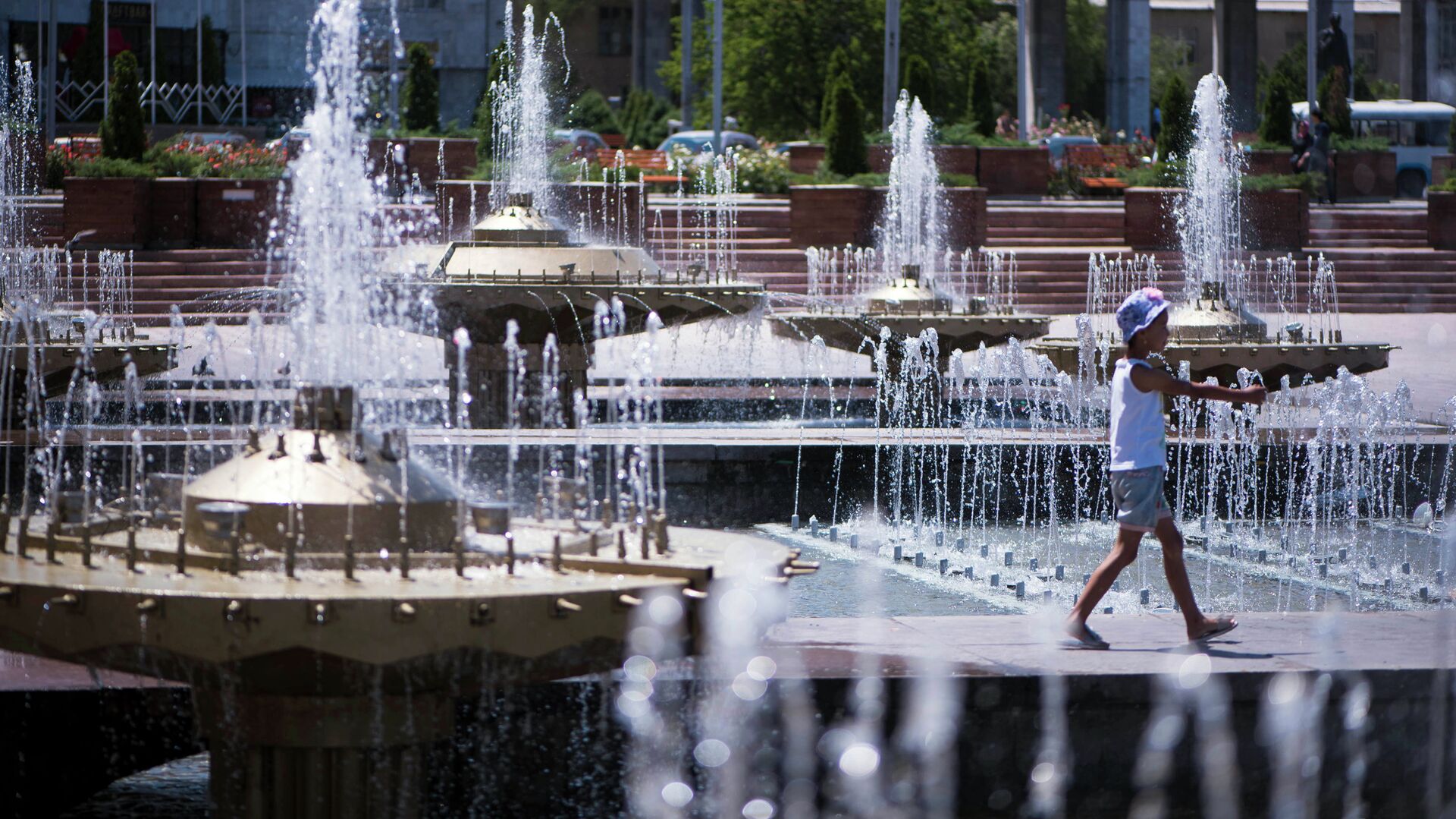 Девочка у фонтанов на площади Ала-Тоо в Бишкеке. Архивное фото - Sputnik Кыргызстан, 1920, 14.06.2023