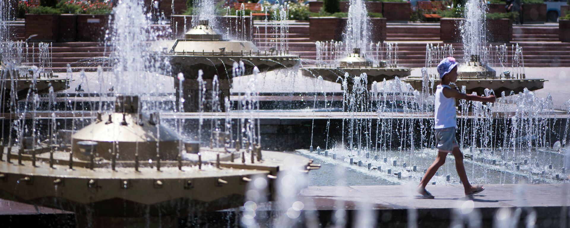Девочка у фонтанов на площади Ала-Тоо в Бишкеке. Архивное фото - Sputnik Кыргызстан, 1920, 25.05.2023