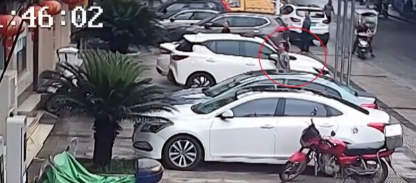 Мужчина чудом успел поймать мальчика, выпавшего из окна этажки — видео - Sputnik Кыргызстан