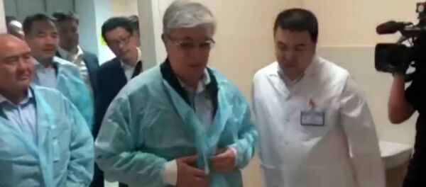 Токаев жарылуудан жапа чеккен элинин көңүлүн жайгарды. Видео - Sputnik Кыргызстан