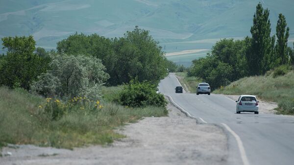 Автомобили на трассе в Чуйской области. Архивное фото - Sputnik Кыргызстан
