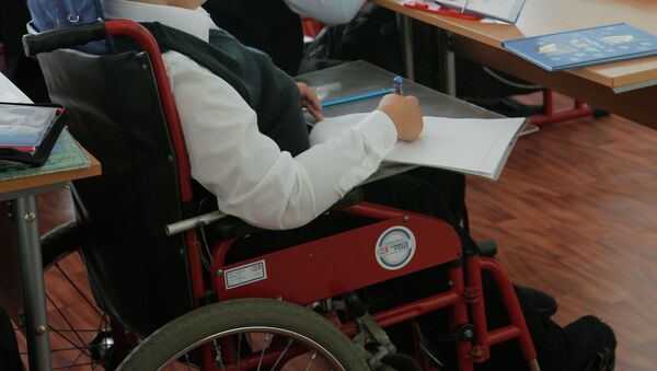 Ступенькоход для инвалидов установлен в московской школе - Sputnik Кыргызстан