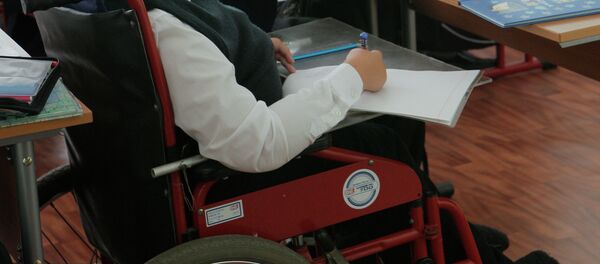 Майыптыгы бар окуучу. Архив - Sputnik Кыргызстан