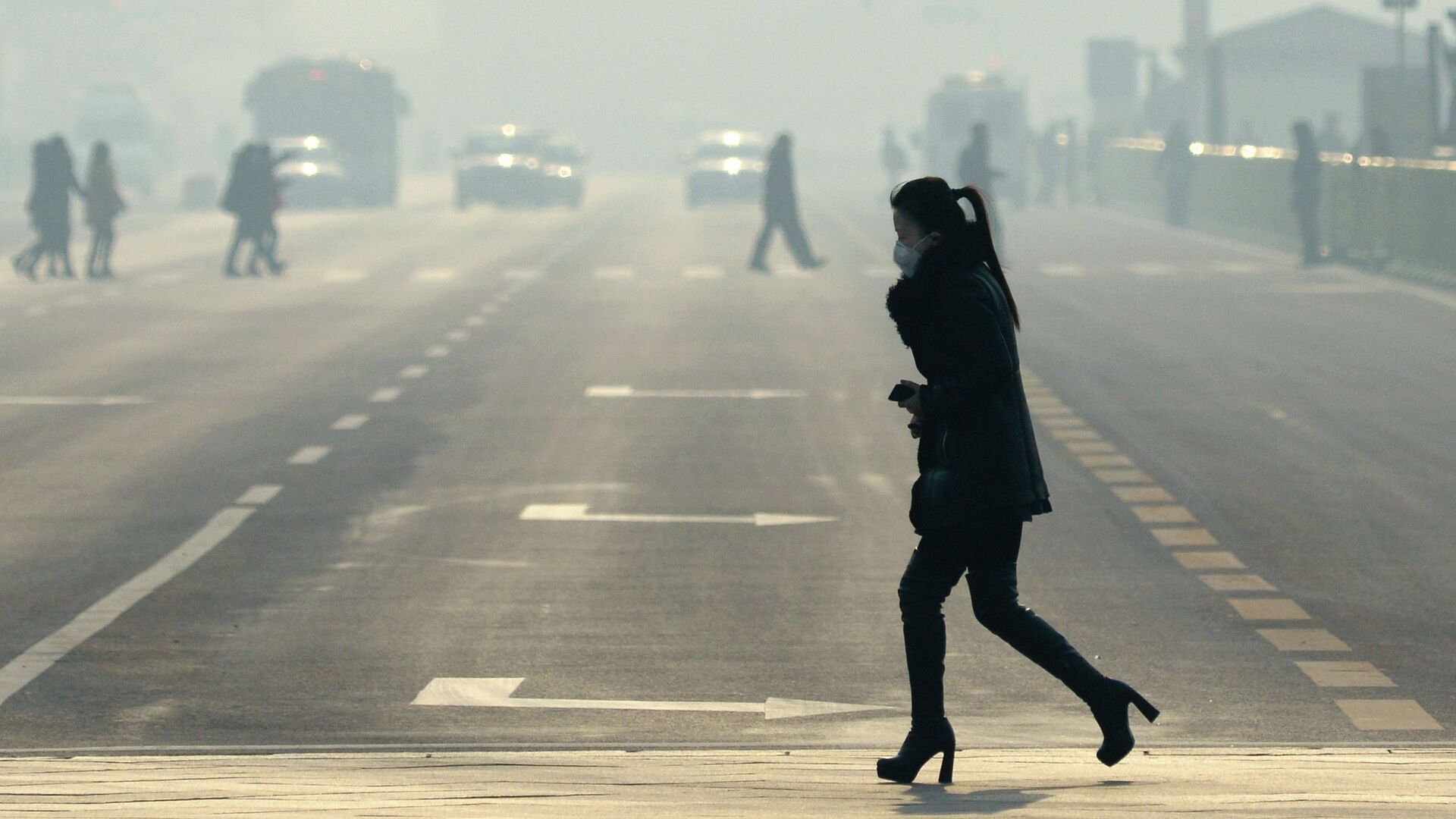 Девушка в маске переходит дорогу в Пекине. Архивное фото - Sputnik Кыргызстан, 1920, 15.01.2022