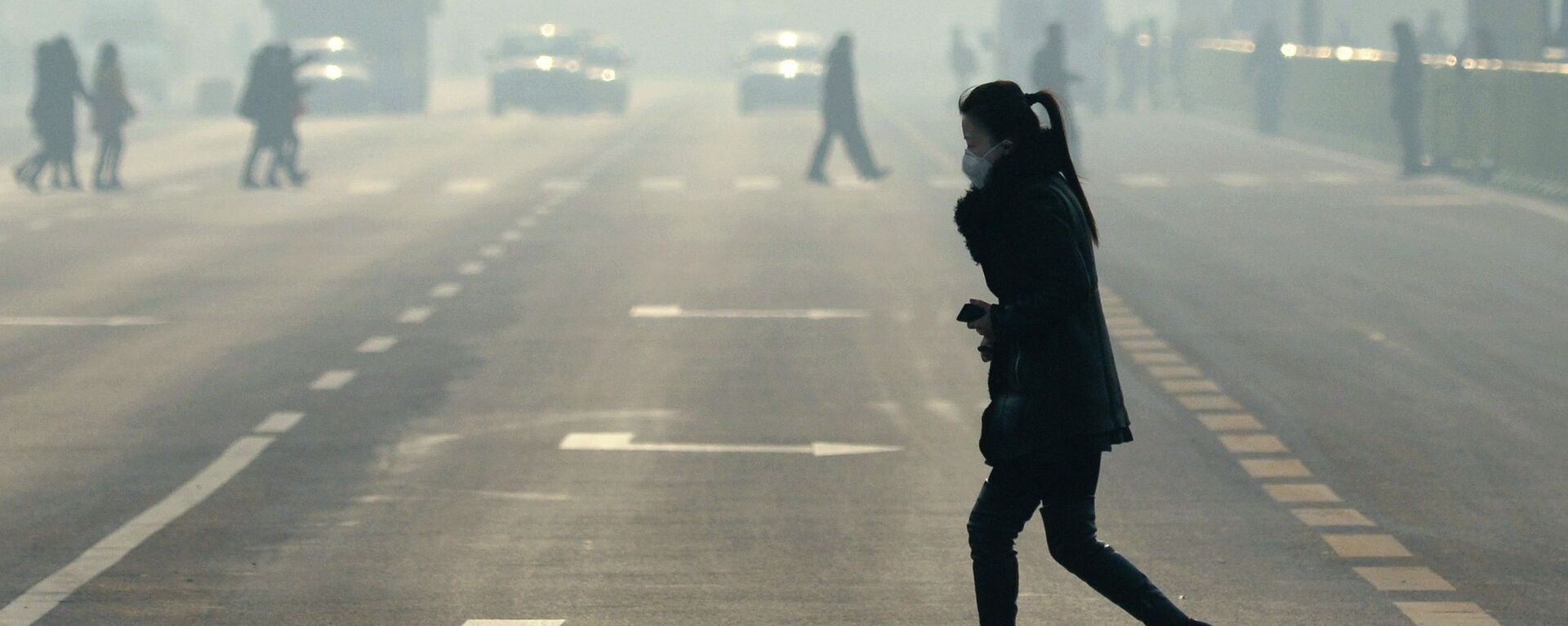 Девушка в маске переходит дорогу в Пекине. Архивное фото - Sputnik Кыргызстан, 1920, 15.01.2022