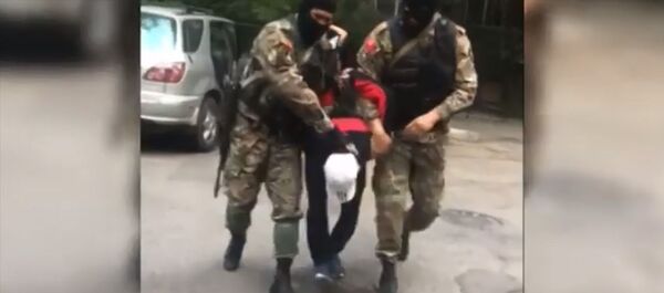 Разыскиваемые казахстанцы задержаны в Бишкеке во время спецоперации. Видео - Sputnik Кыргызстан