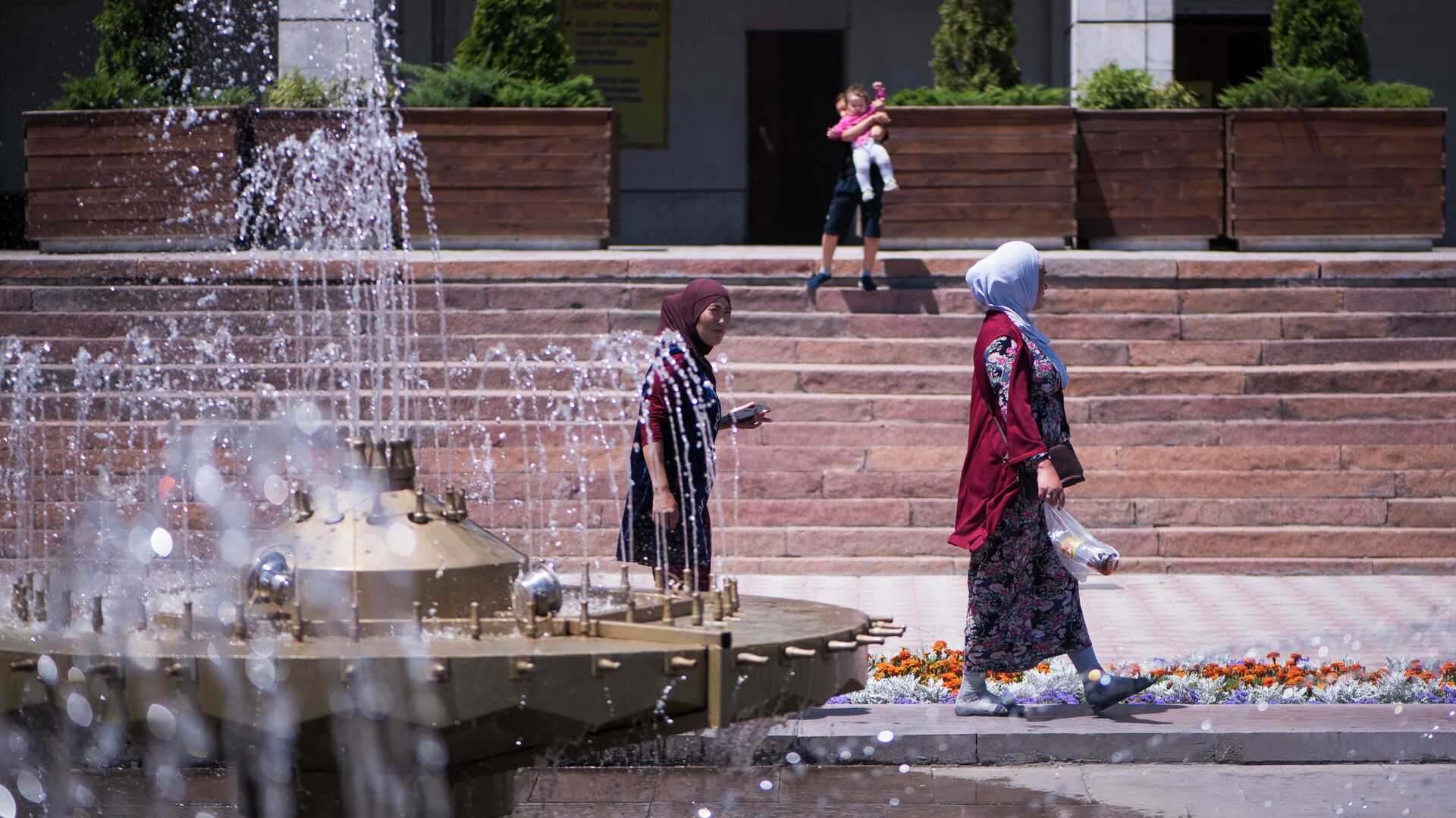Женщины на площади Ала-Тоо в Бишкеке во время жары. Архивное фото - Sputnik Кыргызстан, 1920, 21.07.2022