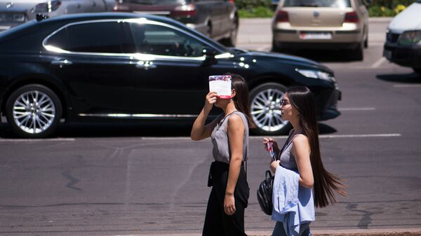 Девушки идут по улице во время жаркой погоды в Бишкеке. Архивное фото - Sputnik Кыргызстан