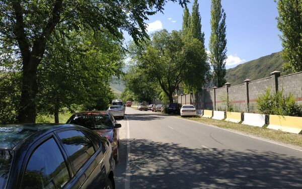 По словам корреспондента Sputnik, бетонные плиты установили у ворот и на дороге, ведущей к дому экс-президента - Sputnik Кыргызстан