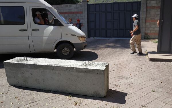 На дороге к дому экс-президента Алмазбека Атамбаева в селе Кой-Таш появились бетонные заграждения - Sputnik Кыргызстан