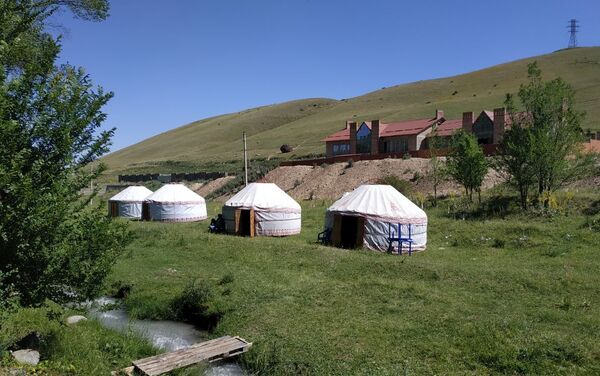 Недалеко расположены четыре юрты, также появился пресс-центр для журналистов - Sputnik Кыргызстан