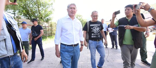 Экс-президент КР Алмазбек Атамбаев около своего дома в селе Кой-Таш где собираются люди - Sputnik Кыргызстан