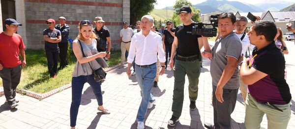 Экс-президент КР Алмазбек Атамбаев около своего дома в селе Кой-Таш где собираются люди - Sputnik Кыргызстан